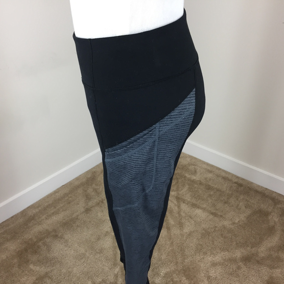 Zella S Black Gray Capri Legging Live IN Pockets - Picture 2 of 6